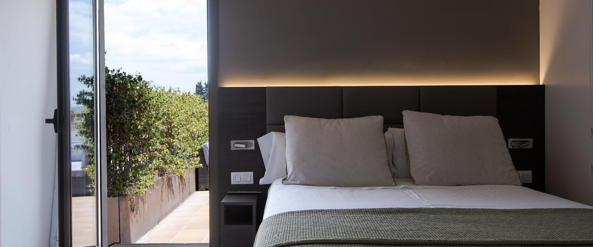 Rural hotel with family treatment close to Besalú